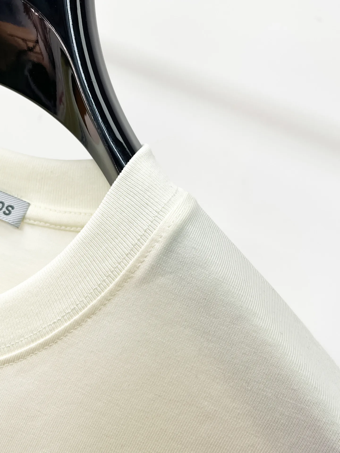 Balenciaga's high-end top-quality products 🐮2026 Spring and Summer New Arrival first counter, the latest New Arrival short-sleeved round neck T-shirt, Premium customized design, avant-garde and fashionable! Brand logo heavy craftsmanship design Premium customized 260g fabric. Soft to the touch. Comfortable to wear. Counter-level exquisite stitching. Fine workmanship. The upper body effect is incomparably handsome! A must-have item for men and women with the same style! Sizes: S~XXL When placing an order, please state your height and weight. The maximum wearing size is 210 pounds (one size larger)